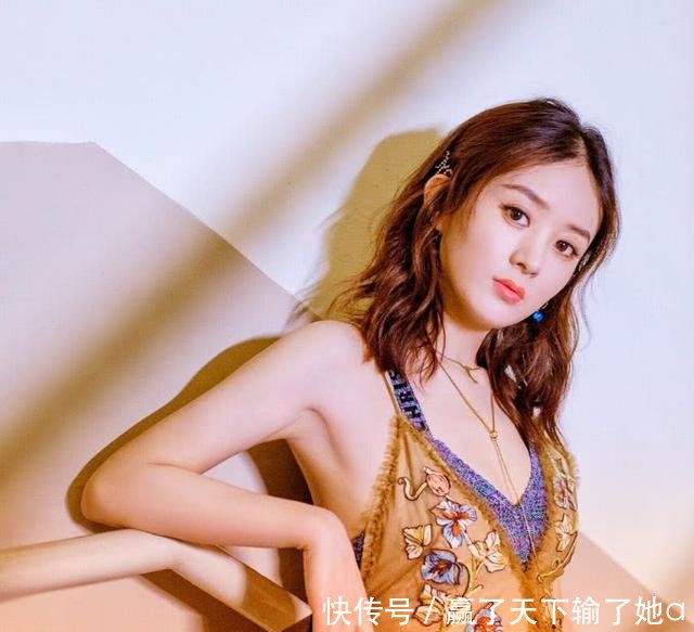 赵丽颖到底经历了什么穿一袭纱裙很美艳，两件“内衣”也是拼！