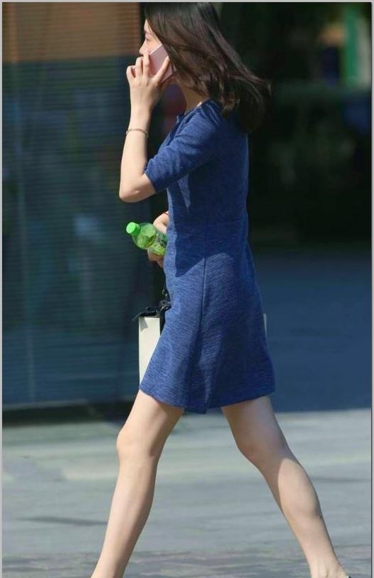  [蓝色]街拍：身姿妩媚的美女蓝色的连衣裙穿搭精致时髦，满满女人味！