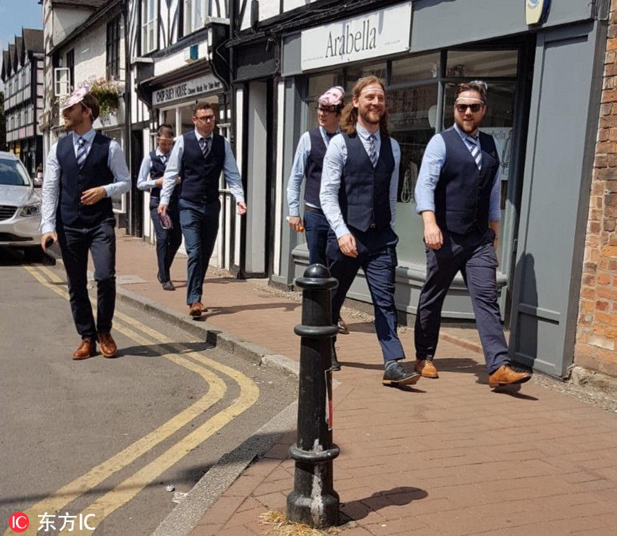 把马甲衬衫穿出时尚范儿?英格兰主帅索思盖特的三件套了解一下