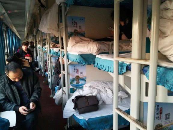 火车买的下铺,上车发现被老人“占”了,该让吗聪明人都这么做