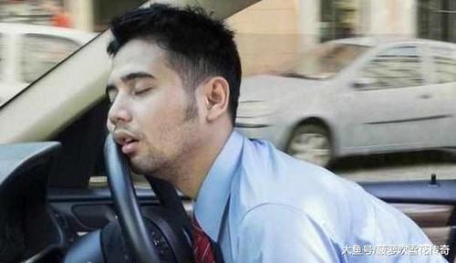 自驾游时就算花钱住酒店,也不要窝在车里睡,老司机:我不想丢命