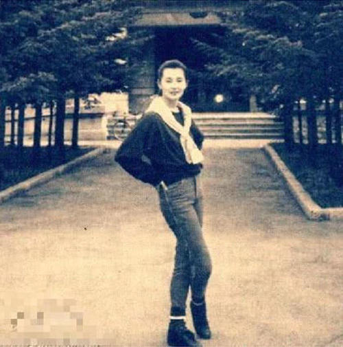 80年代的她们：王祖贤穿堆堆袜，张曼玉朱茵超时髦，网友：时尚是