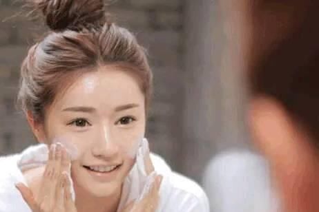  「早上」早上洗脸时, 要不要用洗面奶? 很多女人不了解, 难怪皮肤差