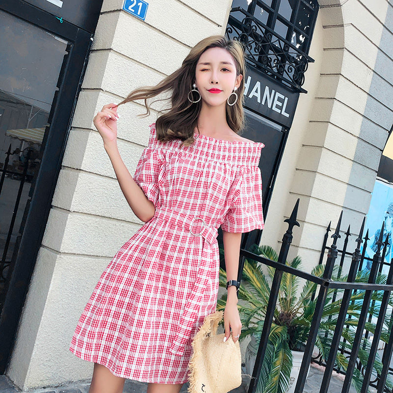 90、00后小姑娘真敢穿，逛街穿件一字肩连衣裙，满满的回头率