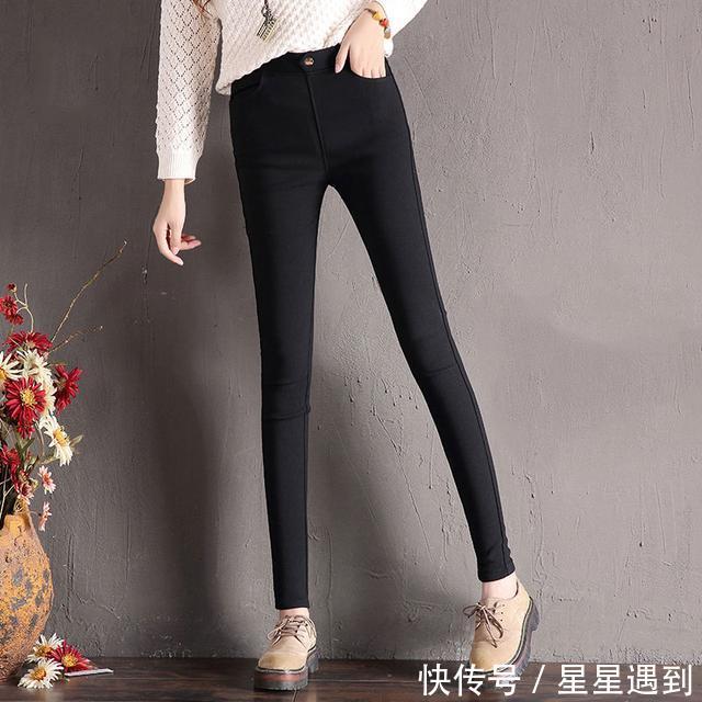 三四十女人要学会打扮，学学下面女人打底裤配大衣，时尚洋气爆了