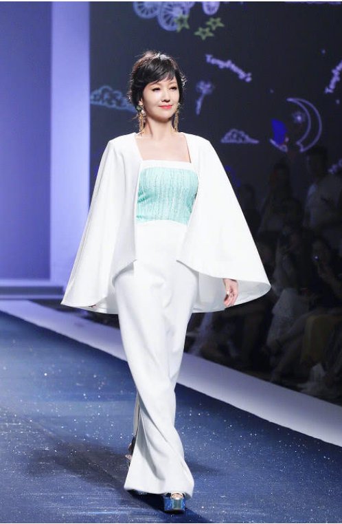 63岁赵雅芝太招摇，短到尽头的裤子也敢穿，网友:黄锦燊也放心吗