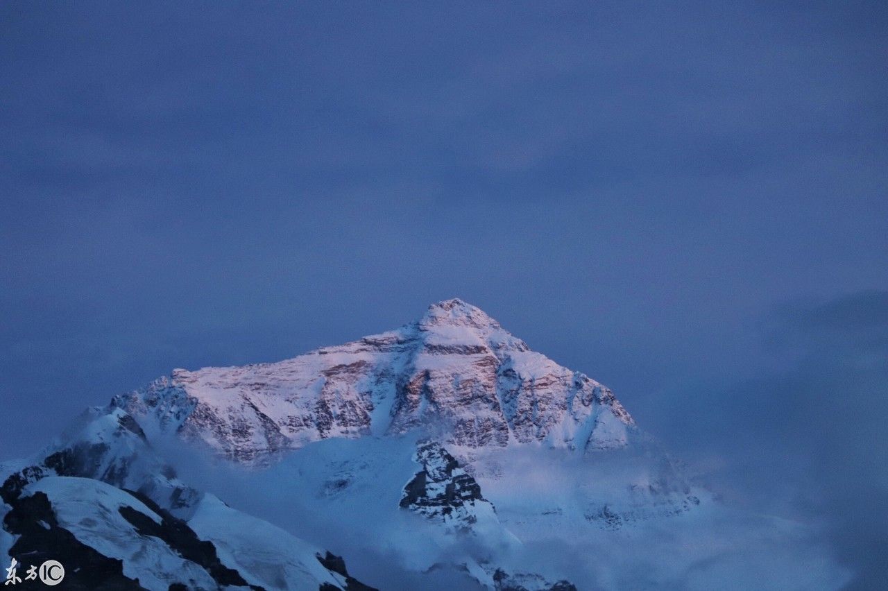 夜晚九点，珠穆朗玛峰终于露出真面目!