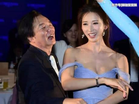 为了变美三十年不吃晚饭，动手术都要化妆，如今竟成这样！