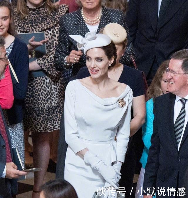 43岁朱莉暴瘦成纸片人，靠气质依然艳压全场，网友这才是真女神