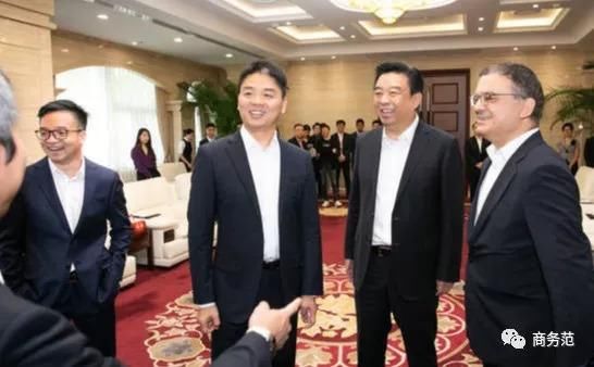 看完刘强东的两张照片，穿西装堪比整容!