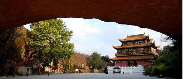  #鹰潭市#原先是一小镇, 火车一通, 成为了一地级市, 可通南半个