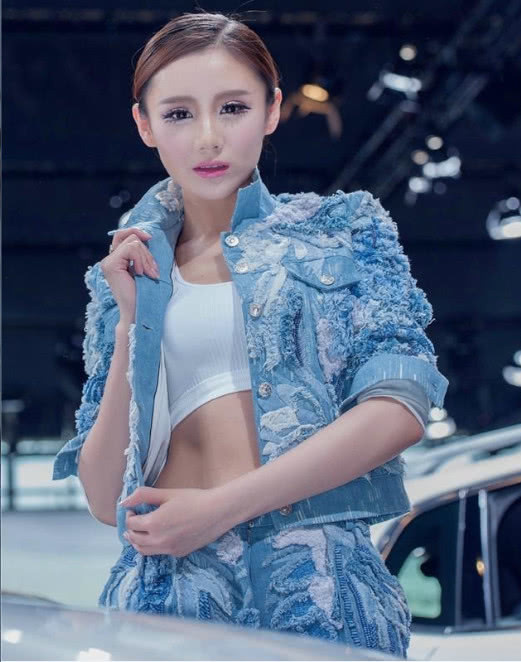 气质小姐姐漏脐装大展好身材，超短裤短出新界限，网友：车不及人