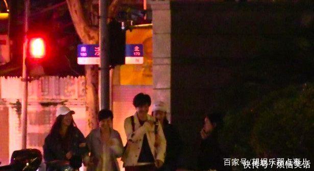 李小璐深夜会友保姆车内跷二郎腿,手机不离手