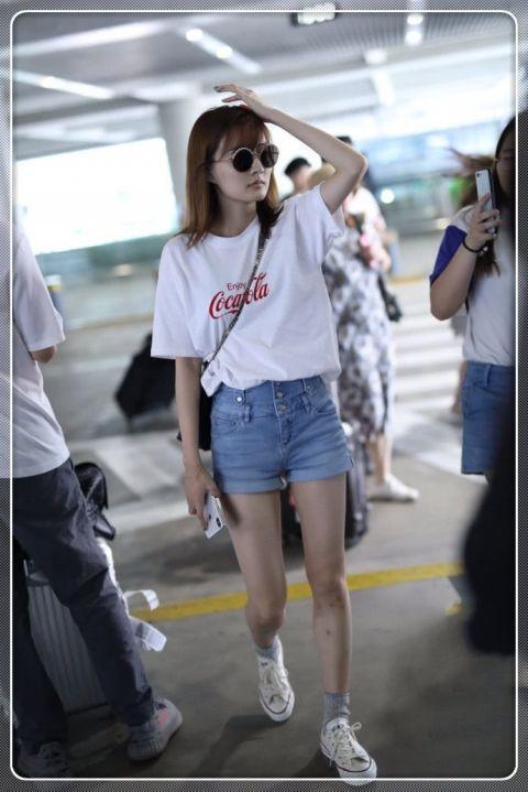 徐璐穿紧身短裤现身机场 大长腿很惊艳