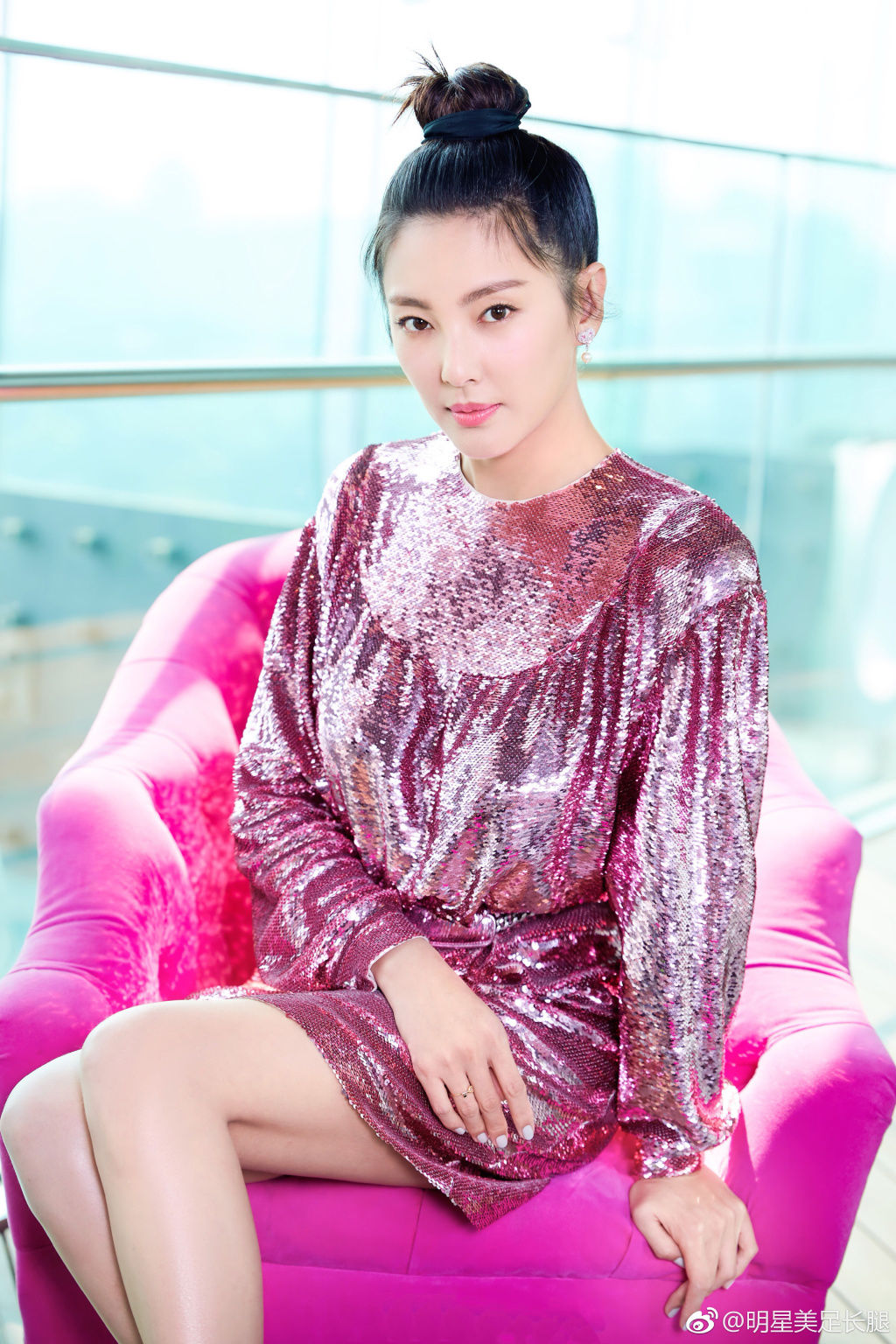 张雨绮时尚写真大片，不同造型的露趾高跟鞋诠释同样的性感