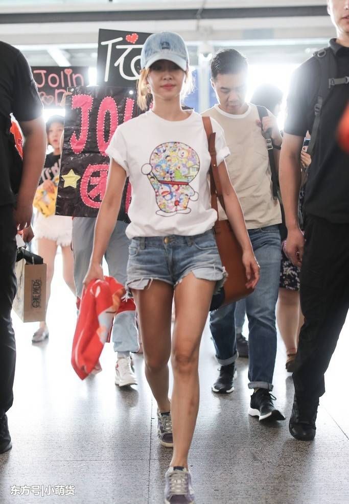 蔡依林上次露背这次露美腿，短裤短到露口袋，网友:腿也太黑了!