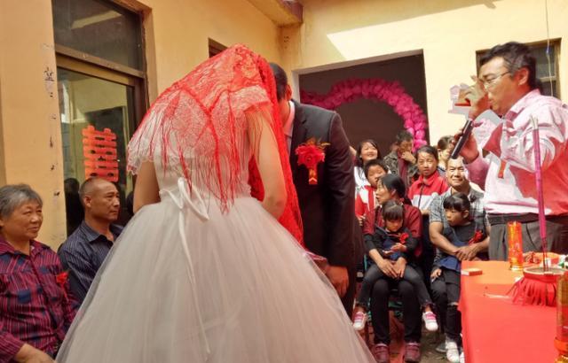 农村户口迁到城里，就属于城镇户口，还能享受农村土地权益吗？