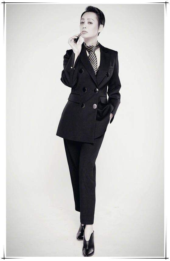 40多岁女人就别乱穿了，学宁静这样，短发也能穿出满满女人味!