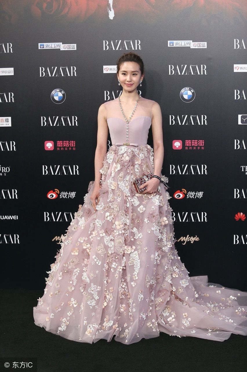 刘诗诗一袭长裙出席活动，网友:女神这一身装扮简直惊艳四射