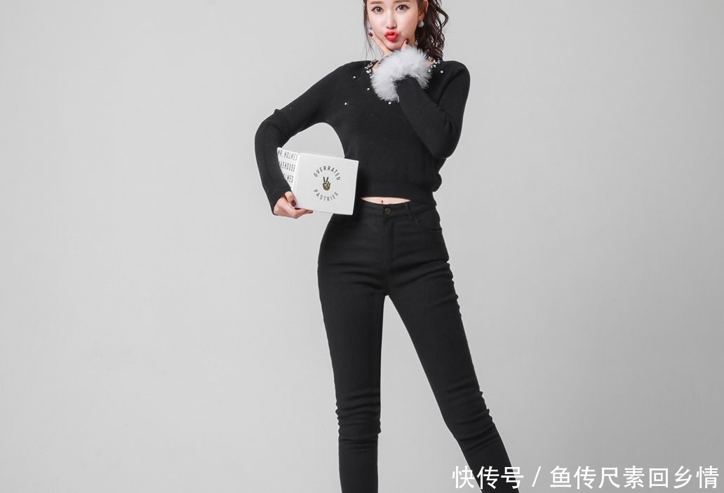 『风采』街拍牛仔裤小姐姐的穿着年轻活力,穿出个性风采