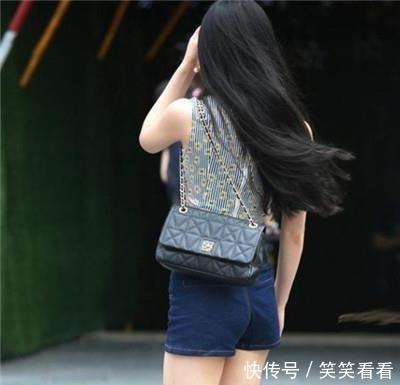 时尚:街拍:柔美娇俏的小姐姐,秀出青春活力范,笑容甜美可爱