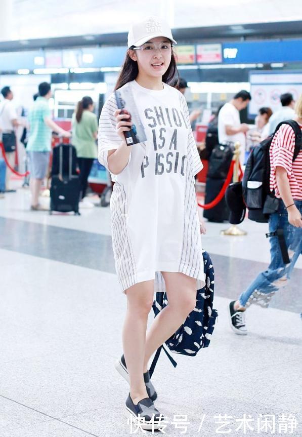 张含韵学江疏影穿健美裤却满屏尴尬！网友：没那身材就别逞能了！