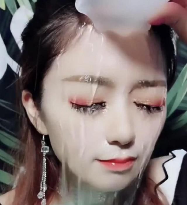 网红为证明自己是美女，现场用水冲脸部，粉丝脸色大变：快停手