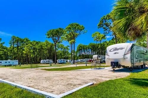 乡村房车营地 露营移动拖挂房车 房车营地哪儿好玩