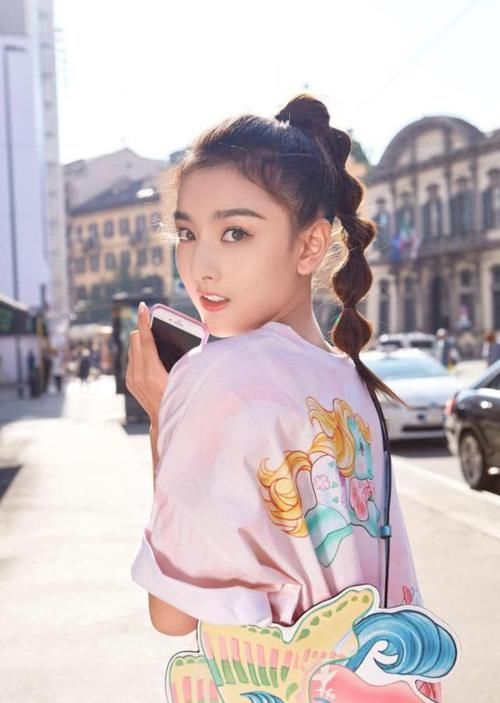  [气质]女生不要总是披发，2020年流行这3款“扎发”，时髦显脸小有气质
