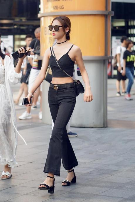 街拍，美女身材丰满，穿着修身，很有女人味