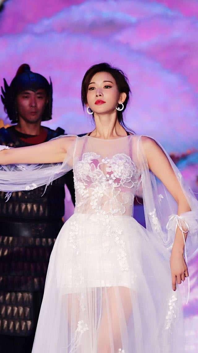 林志玲登台献舞，裙子太透了跟没穿一样，这真的不是内衣秀吗？