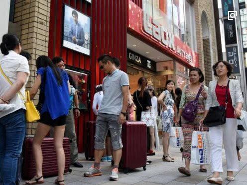 中国游客去日本玩，当地商家这么说中国人，游客回怼一句大快人心