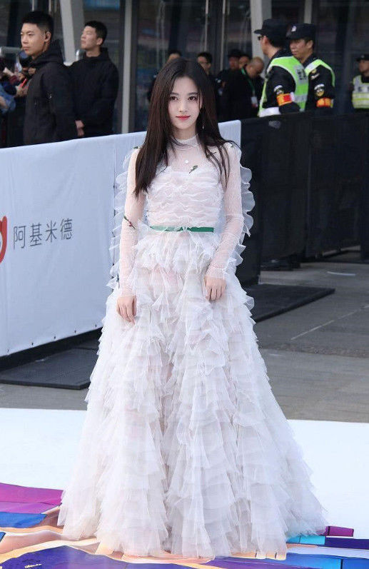 鞠婧祎不愧是“四千年美女”！身穿这纺纱裙的她就像“仙女下凡”