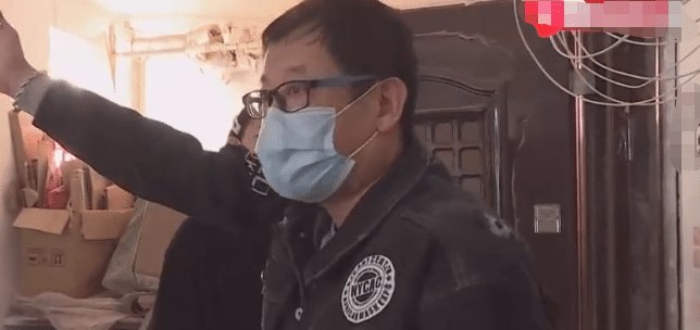  『刘女士家』自家卧室被砸大洞, 邻居带10多人找上门: 你家阁楼有一半是我的!