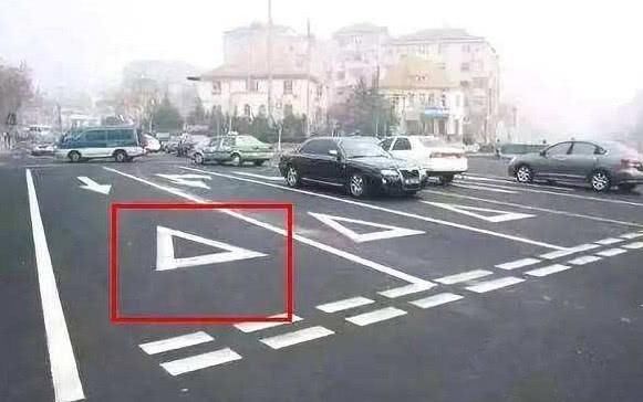 不认识这5种路标的人，开车上路，两本驾照都不够扣！