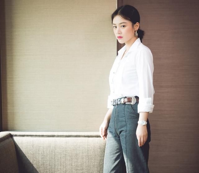 还是马思纯比较厉害，撕裂裤腿大变开叉，稳赢同台的周冬雨!