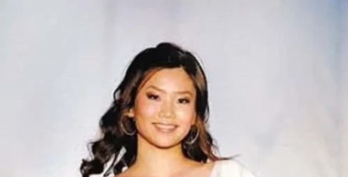 沈殿霞:郑欣宜与父亲后妈一家人团年照曝光, 郑少秋小女儿罕见露面很惊艳