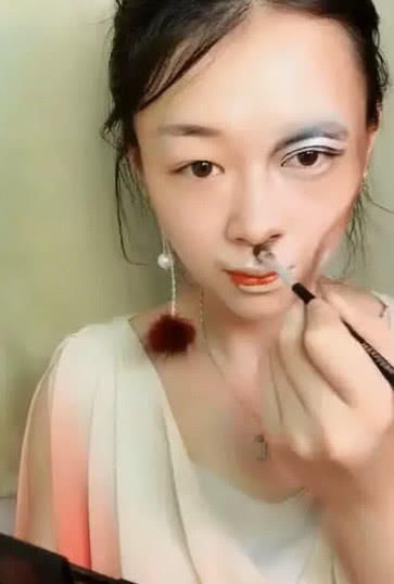 90后美女仿妆马云，最终效果让人提出质疑，这就是本人吧？