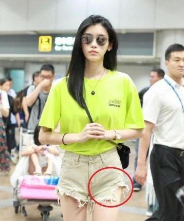 奚梦瑶荧光绿T恤配短裤，裤子边缘遭网友吐槽：坐下来要全露