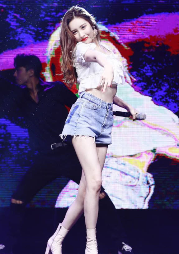 韩国第一美腿宣美，裙子开叉开到腰来秀腿，网友：腿上都是疙瘩！