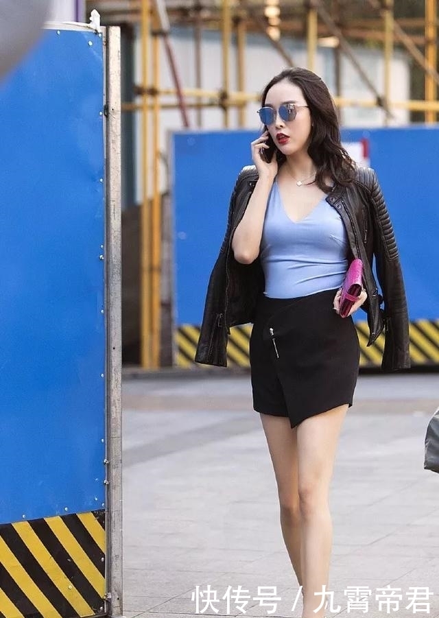  「优雅」街拍：小姐姐身穿黑色的短袖旗袍，显得优雅又美丽
