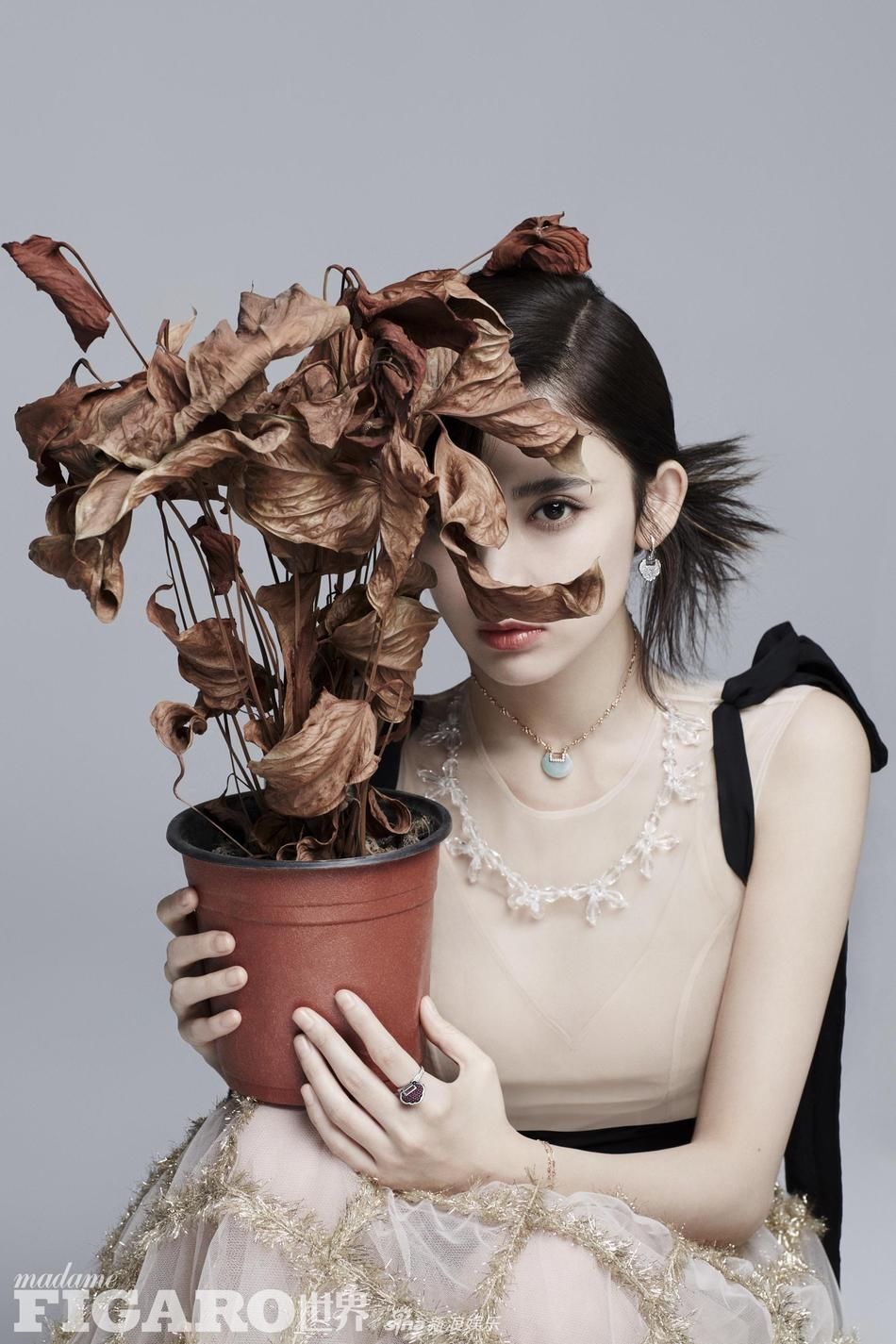 组图：娜扎透视装秀窈窕身材 清淡素雅仙气足