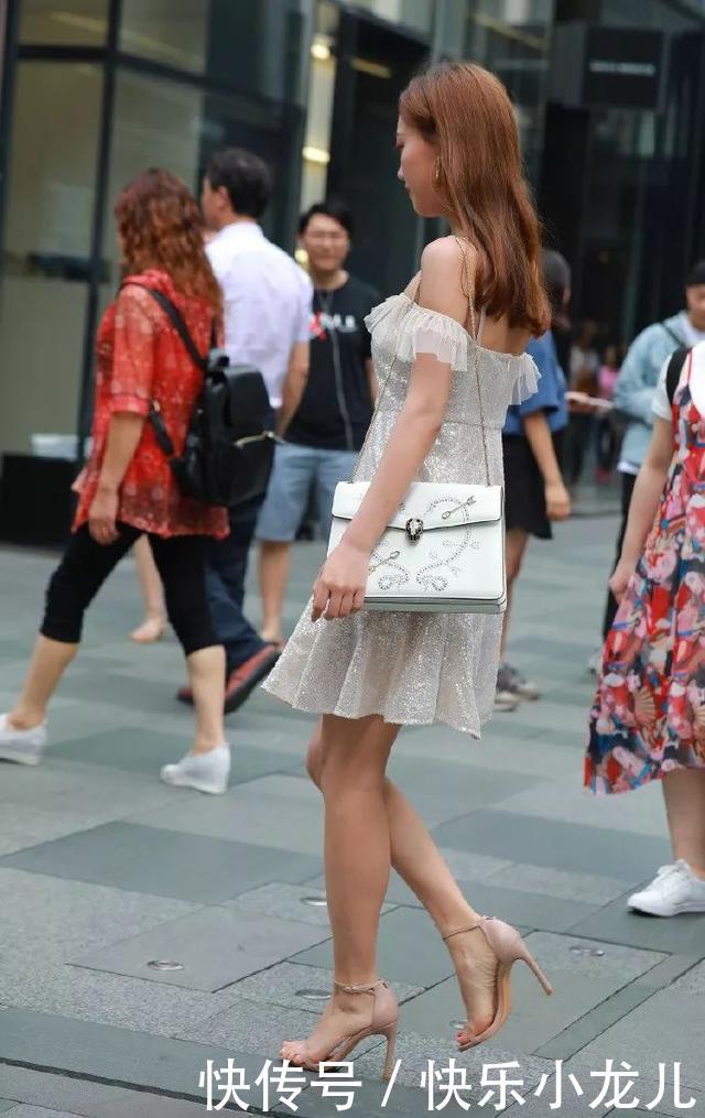  【美女】街拍：美女连衣裙搭配一双银白色的高跟鞋，让你的气质更上一层楼