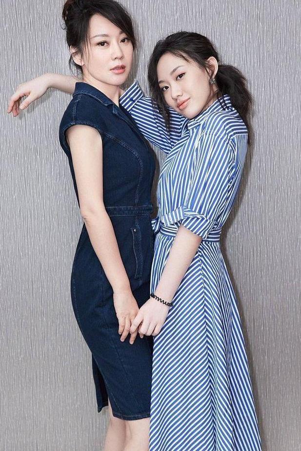 47岁闫妮娇嫩欲滴，同框20岁女儿像是姐妹，网友：真是逆生长