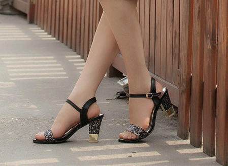 一天一个优雅样子，时尚高跟鞋秀出女神白皙双腿