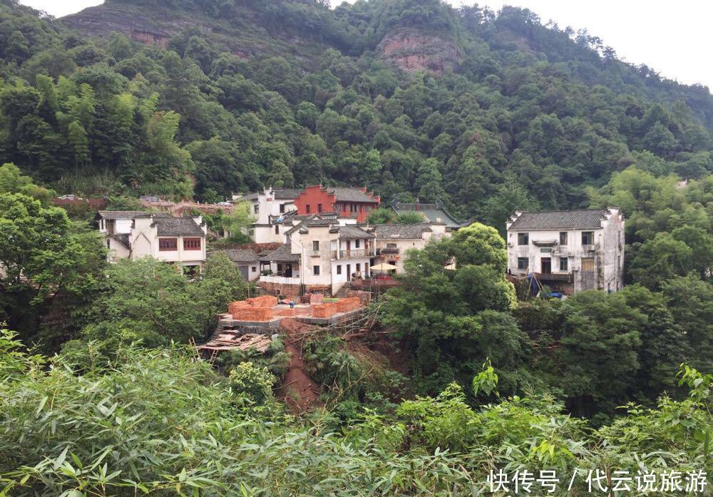 安徽一个地处悬崖峭壁上的村子，称中国道家第一村，还有30户人家