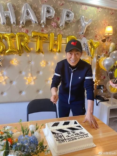  张艺谋■张艺谋70大寿仍坚持拍戏，妻子陈婷为其p图送生日祝福
