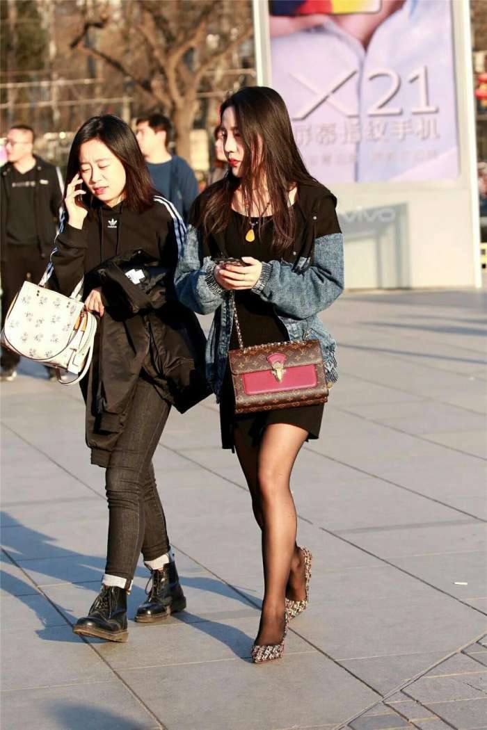 紧身裤和打底裤让美女性感迷人, 裙装穿搭在性感表达上稍微逊色些