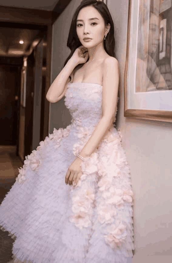 37岁少女心，翻看李小璐的穿衣打扮，明白了为何贾乃亮死心塌地