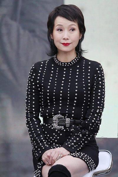 55岁叶童已经老的不堪回首，而63岁赵雅芝却嫩的始终如一！